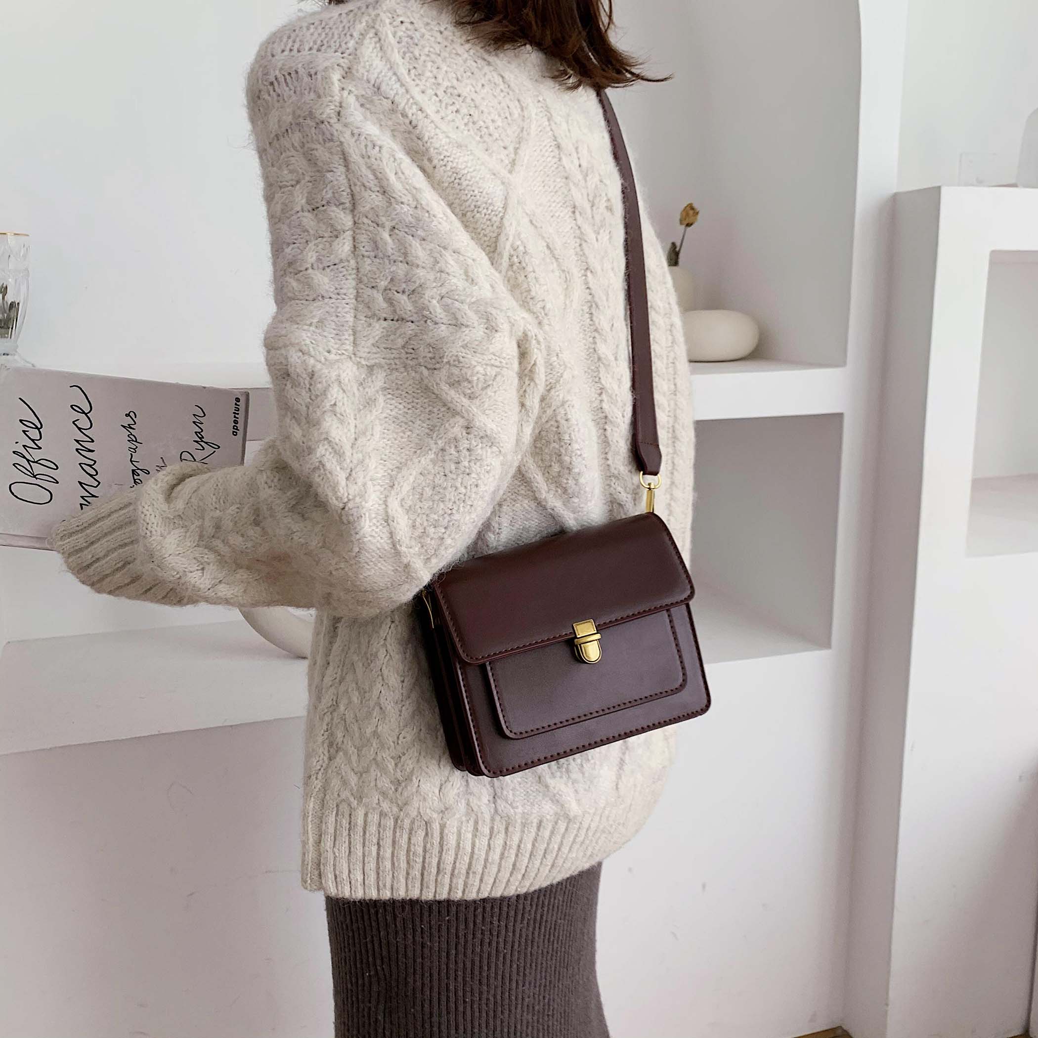 Mini enfärgad pu läder axelväskor för kvinnor lås messenger crossbody väska resor små handväskor och handväska