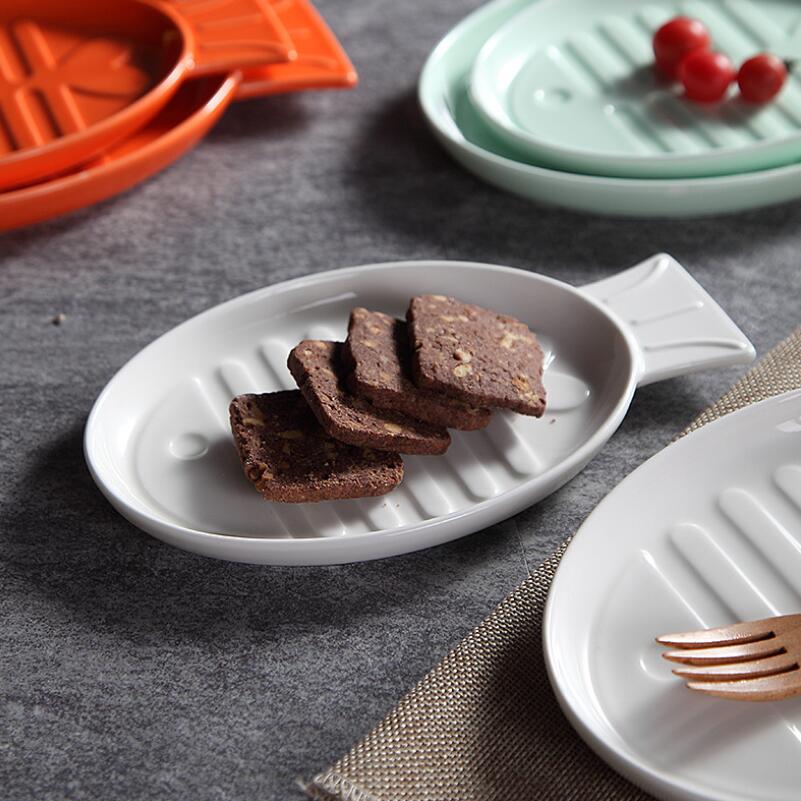Plato de cerámica con forma de pez, accesorios de mesa vidriados plato para salsa de soja, suministros para restaurante, bandeja para vajilla de postre para niños