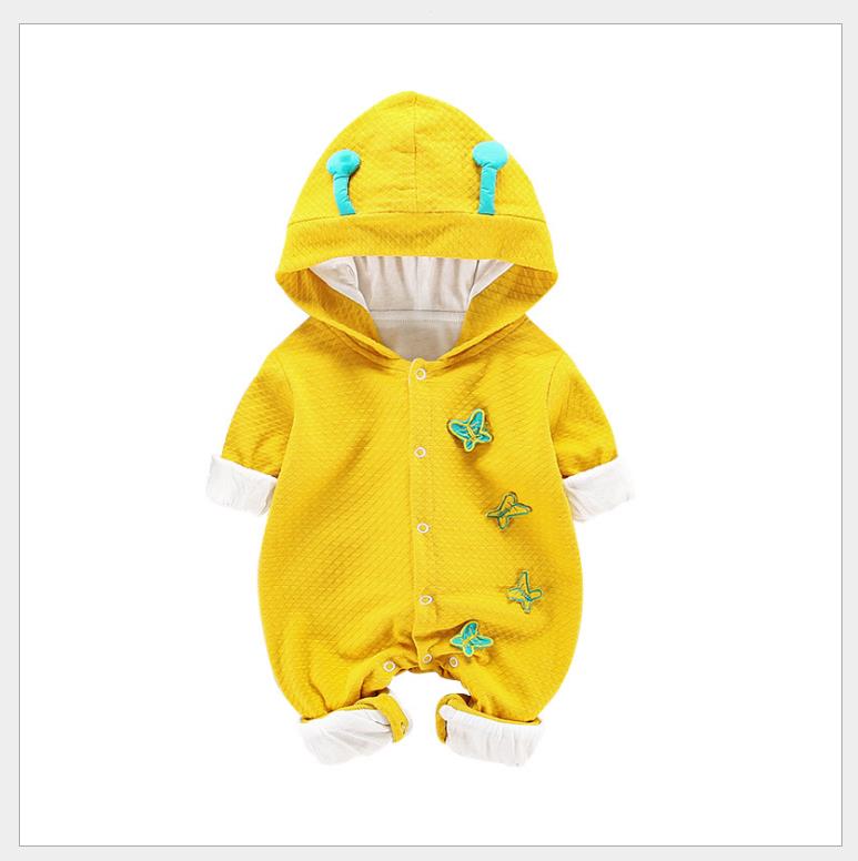 A borboleta da menina tem um casaco mais grosso: Dourado / 9 m