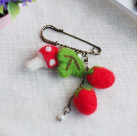 Doll's Brooch wool needlepoint kit wool felt needle felting pendant craft needlecraft DIY handmade: Chocolate