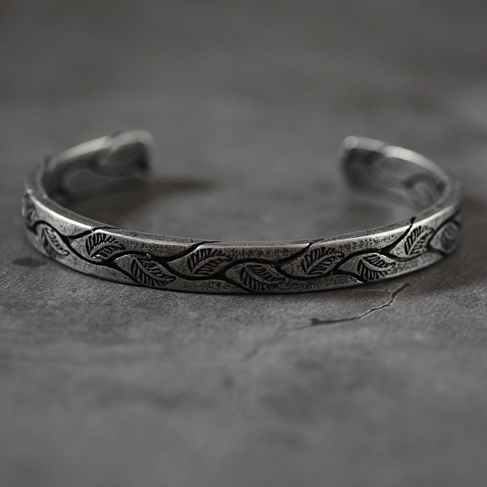 Offene armreifen aus antikem titan-edelstahl, retro-blattmuster, schwarzes punk-wikinger-armband, schmuck für herren