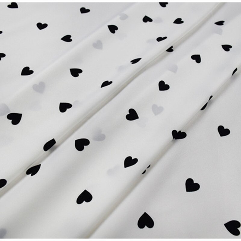 Meio metro 2020 nova chegada primavera verão fundo branco com amor coração impressão plana cetim tecido para vestuário vestido de moda t1358
