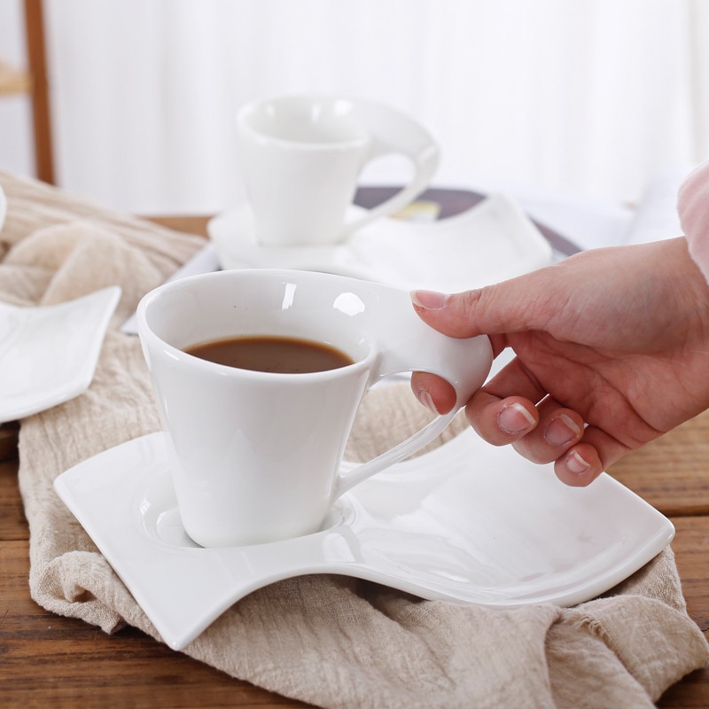 Ensemble tasse à café en céramique avec soucoupe ondulée et cuillère, petite tasse de luxe européenne pour Couple, tasse à lait en porcelaine blanche, tasse à thé de bureau