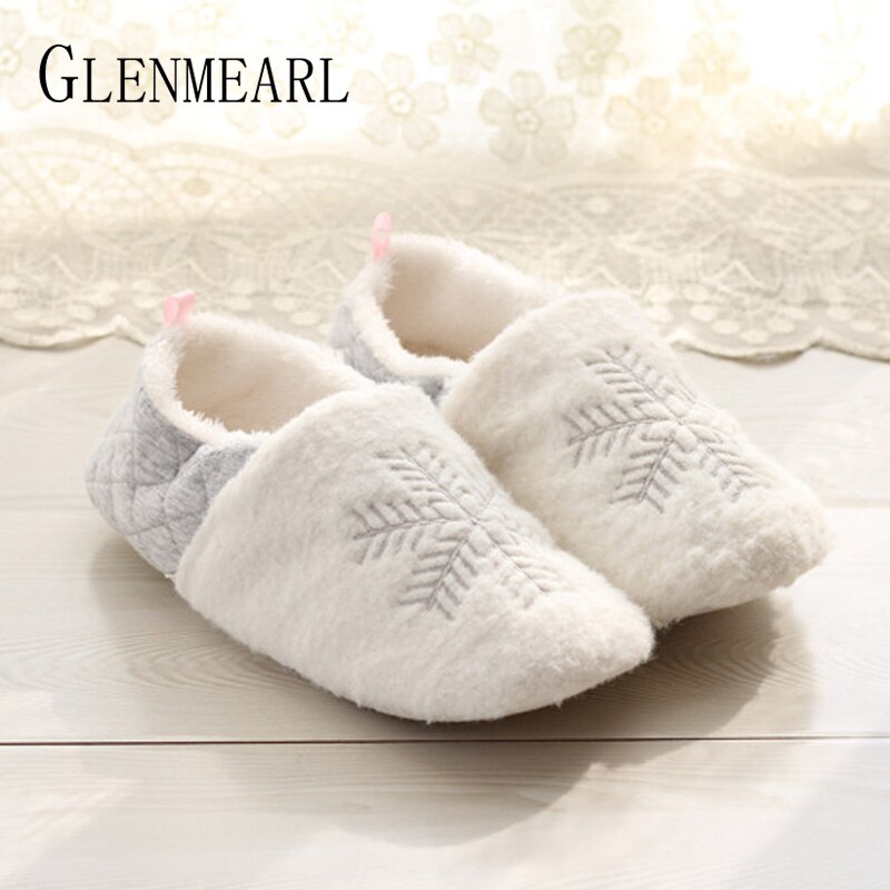 Kobiety kapcie zimowe ciepłe futro Inoor buty płaskie przytulne miękkie domowe kapcie kobieta śnieżynka białe antypoślizgowe kobiece suwaki prezent DE