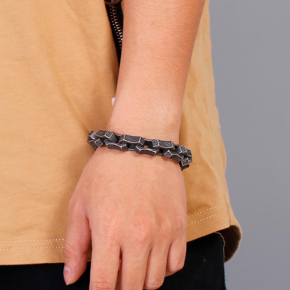 Fontten årgang gravering firkantet armbånd menn rustfritt stål svart mansjett punk boks lenke kjede tilpasset armbånd mann smykker