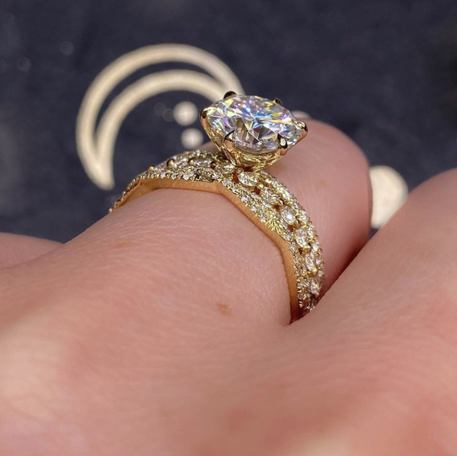 3 teile/satz Klassische Hochzeit Band Frauen Ring Zarten Gold Finger Ringe Mit Mittleren Gepflasterte CZ Steine Weibliche Engagement Ring Schmuck