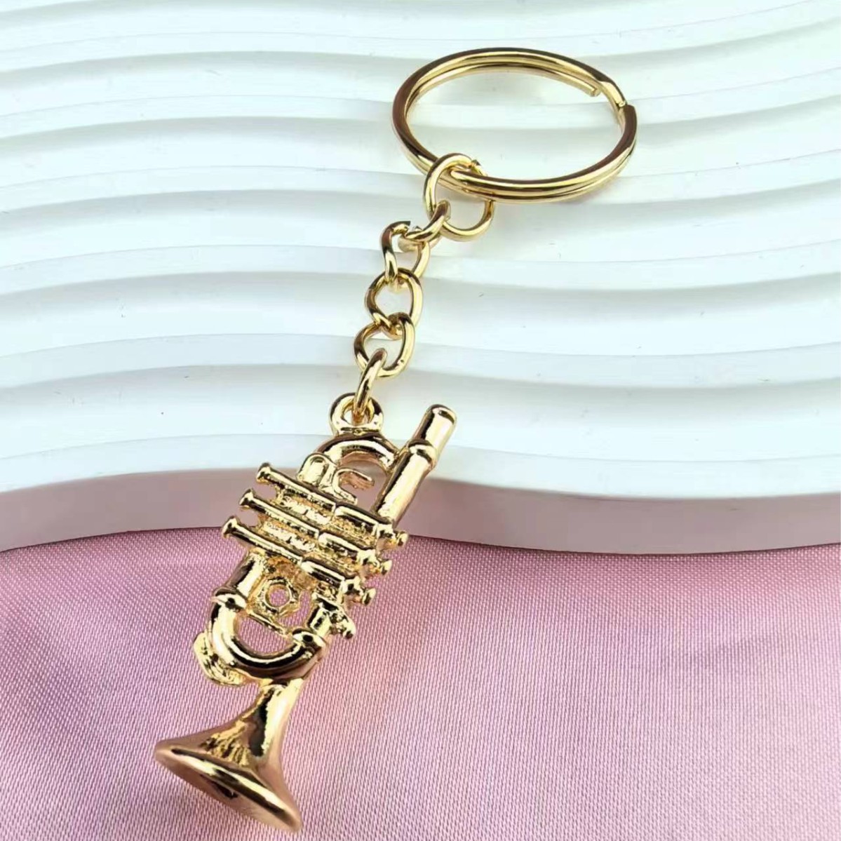Trompet instrument Hanger sleutelhanger Simuleren muziek trompet instrument vorm sleutelhanger Auto accessoire sleutelhanger Mode-sieraden: YELLOW