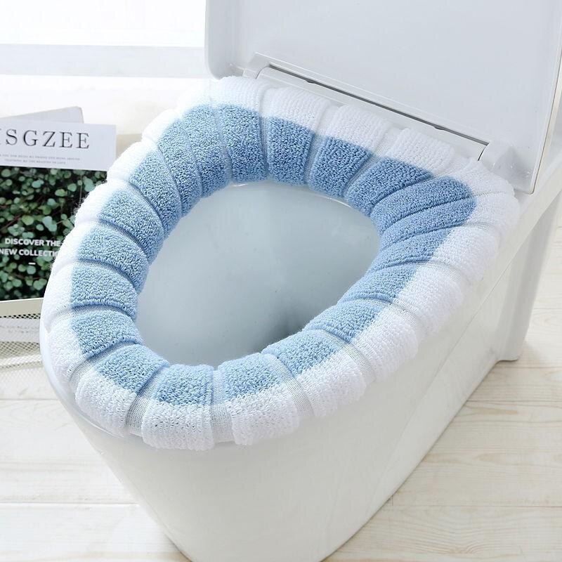 La couverture confortable de siège de toilette est des articles sanitaires chauds, doux et réutilisables de flanelle: blue and white