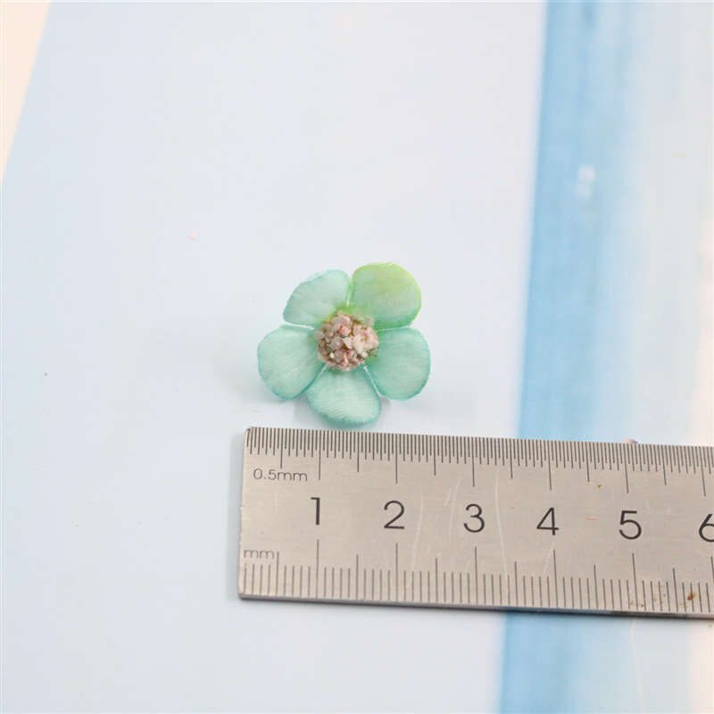 50 stuks 2cm veelkleurige madeliefjeshoofdjes mini zijden kunstbloemen voor kransen, scrapbooks, decoratie voor thuis en bruiloften