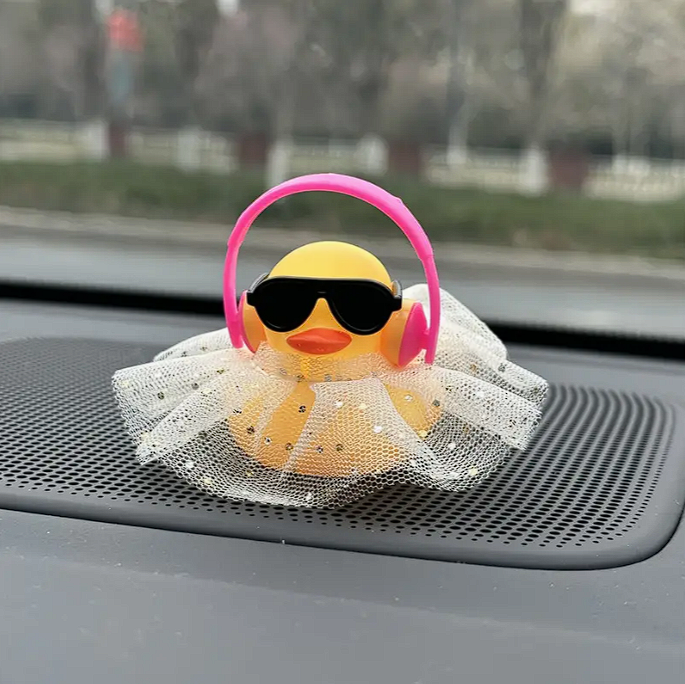 Auto rubberen eend, gele eend decoratie dashboard met zonnehoed zwemring ketting: Goud