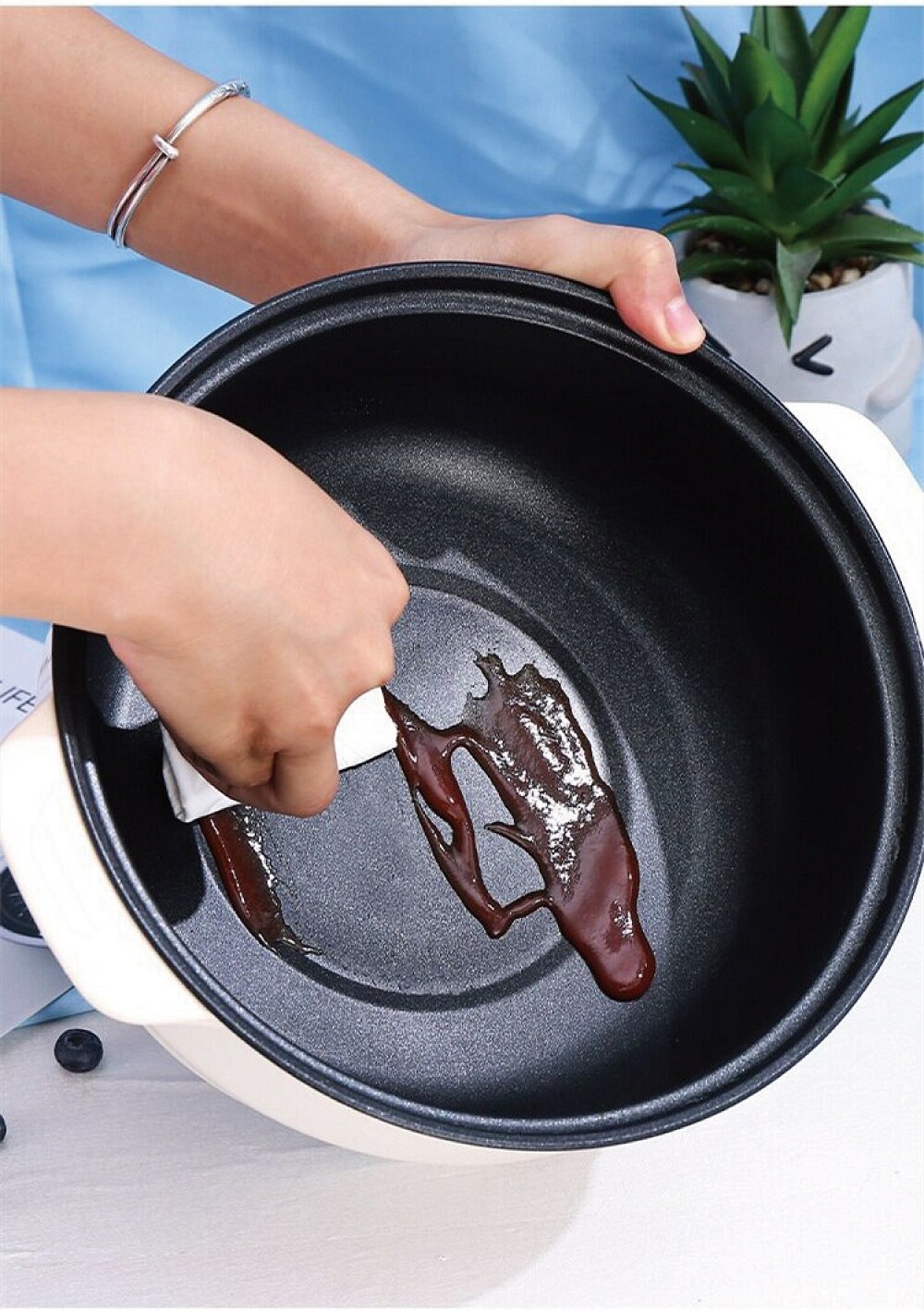 2L Multifunctional Electric Pot 800W Mini Dormitory Electric Pot Anti-Stick Electric Wok Low Power Noodle Cooking Pot