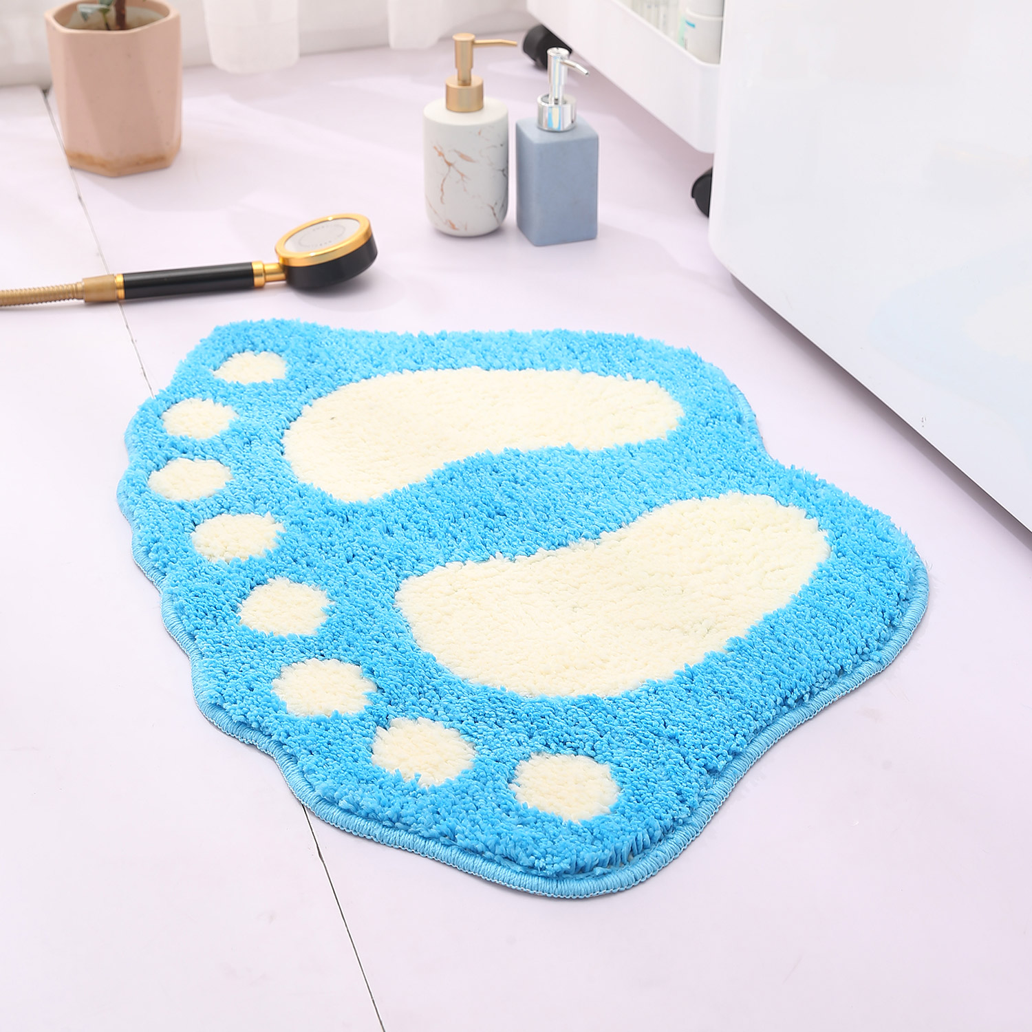 Un petit tapis mignon, moelleux et lavable en machine avec des empreintes. Il peut être utilisé comme tapis antidérapant dans la salle de bain.: Bleu