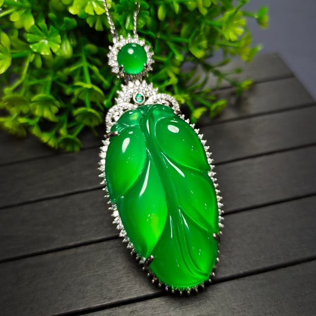 Genuine Natural Green Jade Leave Pendant Necklace Women Chrysoprase Charms Jewellery Jades Stone Leaf Chalcedony Amulet