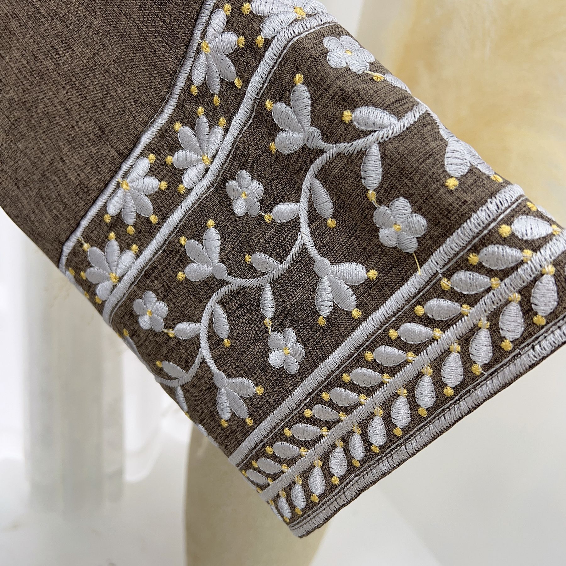 Tyrkiske ensfarvede muslimske kjoler enkle dubai abayas til kvinder afslappede broderede lange kjoler snøre-kåber dameabayas