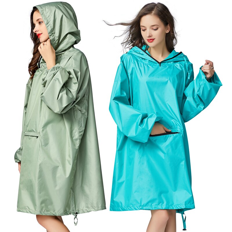 Stilfuld vandtæt regnjakke fra poncho til damer med #39 og stor lomme foran.