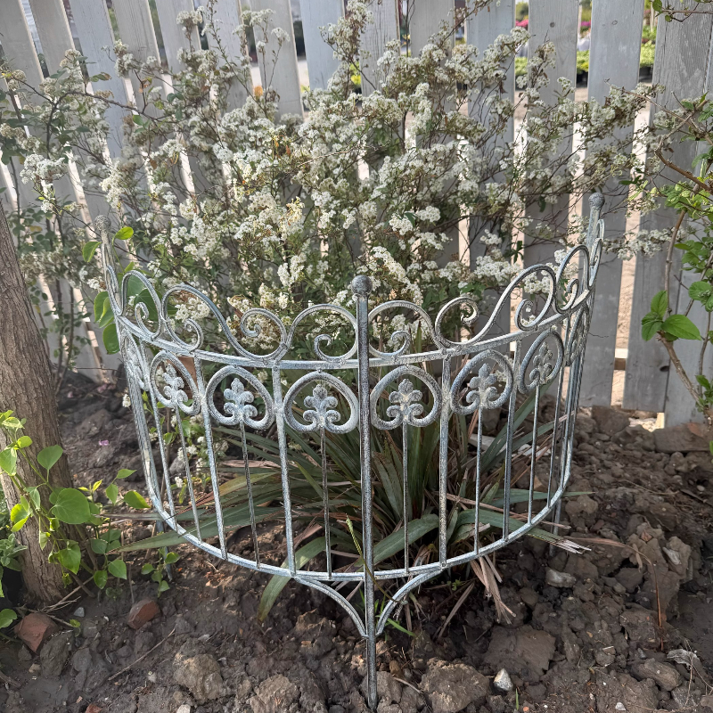 Valla de jardín rústica, sistema de soporte de plantas de hierro antiguo para enredaderas trepadoras, decoración de cama de flores, enrejado de jardín insertado en el suelo con borde