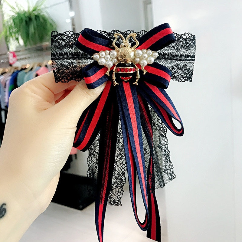 Mode Gestreepte Lint Boog Kant Parels Broches Voor Vrouwen Honeybee Kraag Bloem Revers Pin Kleding Accessoires Voor Lady