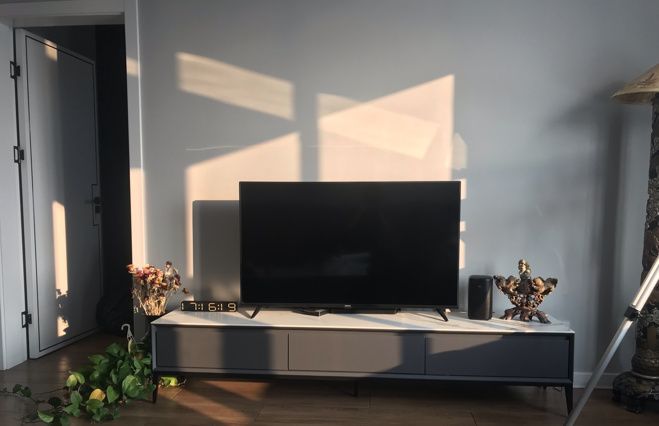 LED clock desk clock perpetual calendar luminous electronic clock living room bedroom silent modern WIFI clock