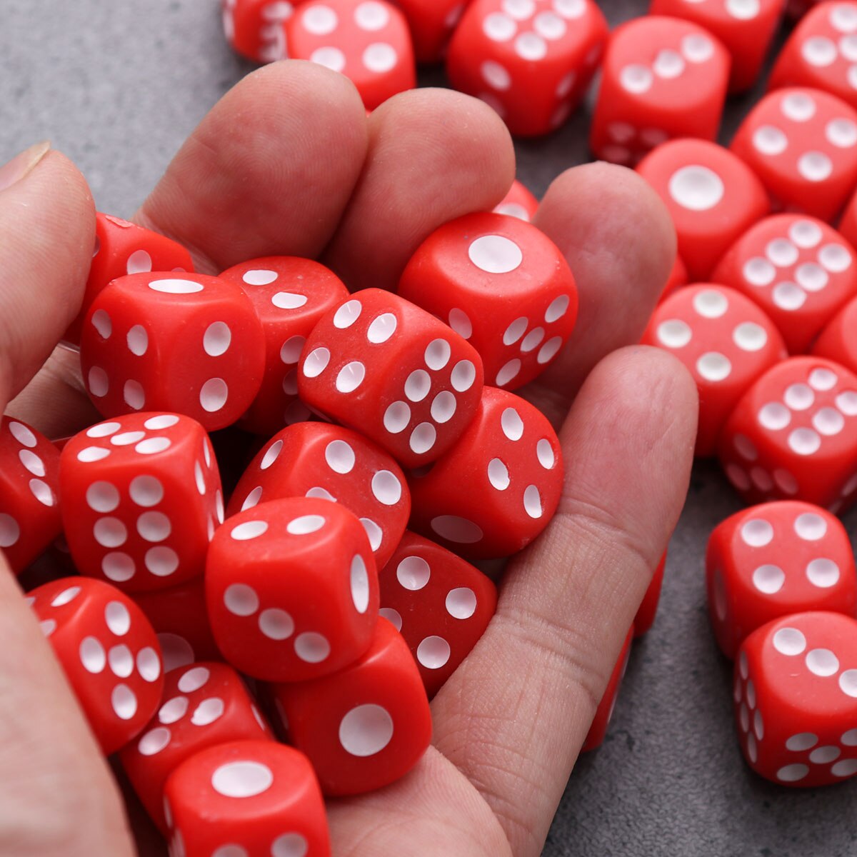 100 stuks plastic dobbelstenen 6 gekleurde dobbelstenen voor ktv-feestbargaming -  #15 ( zwart)