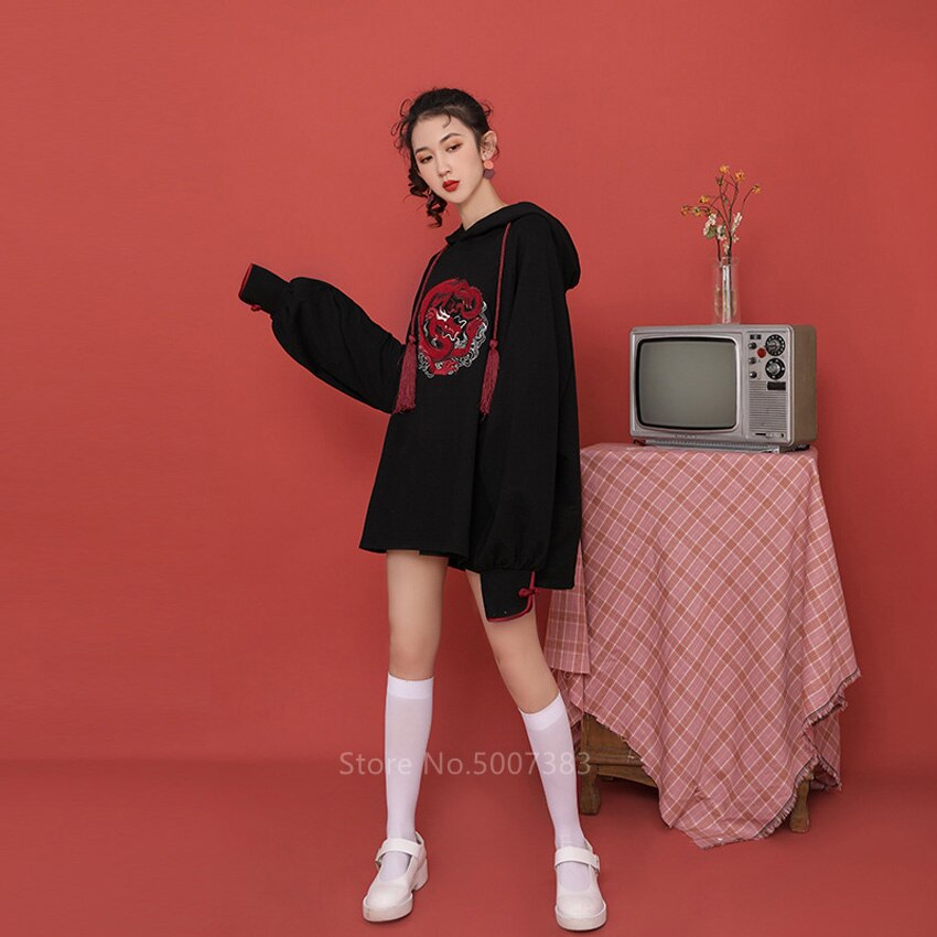 Chinese Traditionele Kleding Tang Pak Top Voor Vrouwen Mode Lange Hooded Trui Gothic Rode Draak Borduurwerk Zwart Kwastje Top