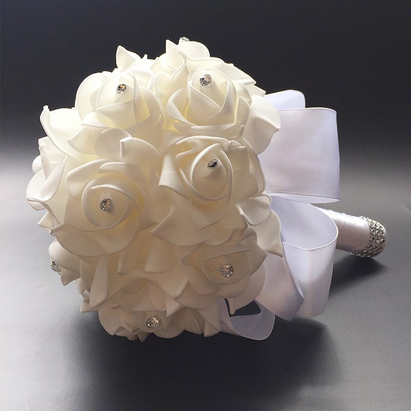 Panna młoda trzyma kwiaty, nowy nabytek romantyczny ślub kolorowy bukiet panny młodej, czerwony różowy niebieski i fioletowy bukiety ślubne \ fioletowy: mały biały