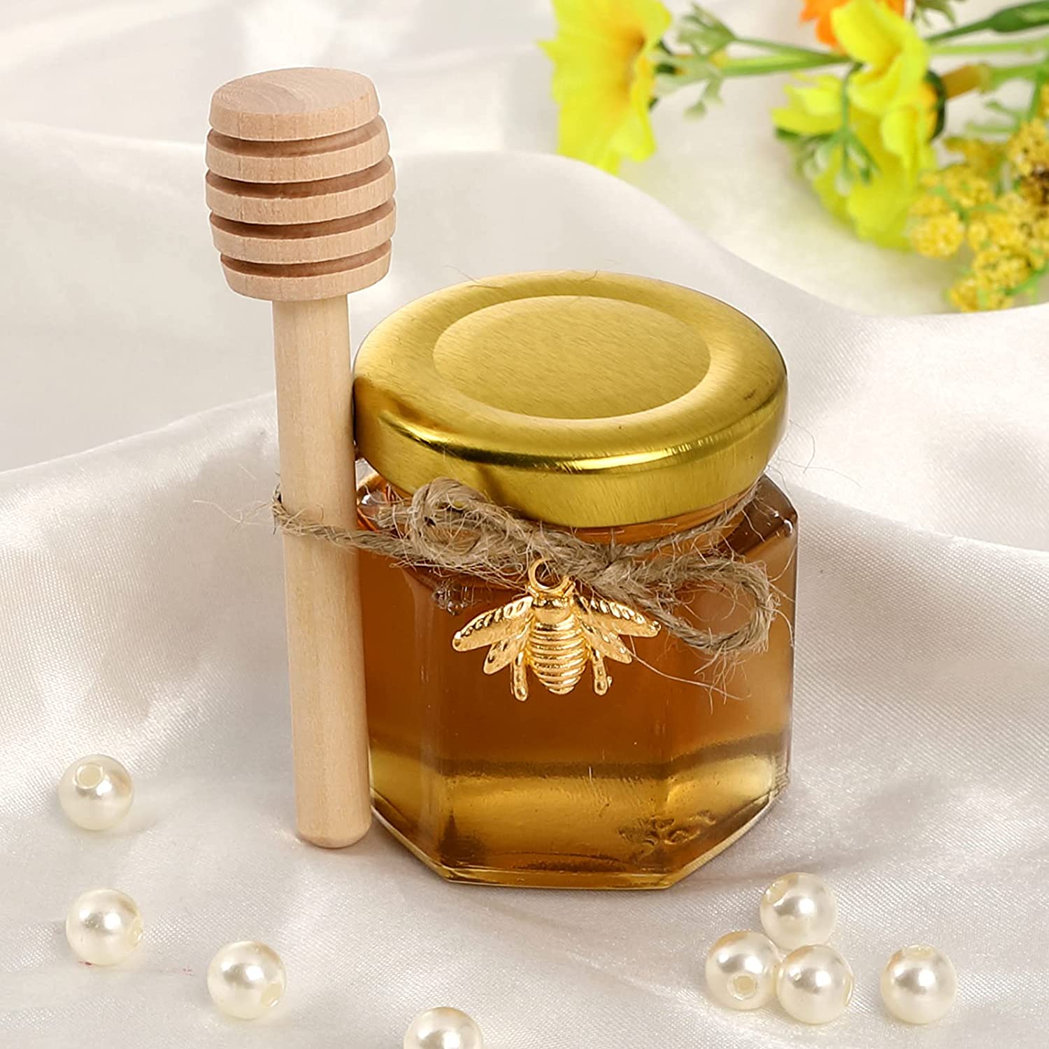 Confezione da 20 bomboniere esagonali in vetro miele pendenti vuoti a forma di ape coperchio dorato Mini esagoni vaso di miele in vetro con mestolo in legno