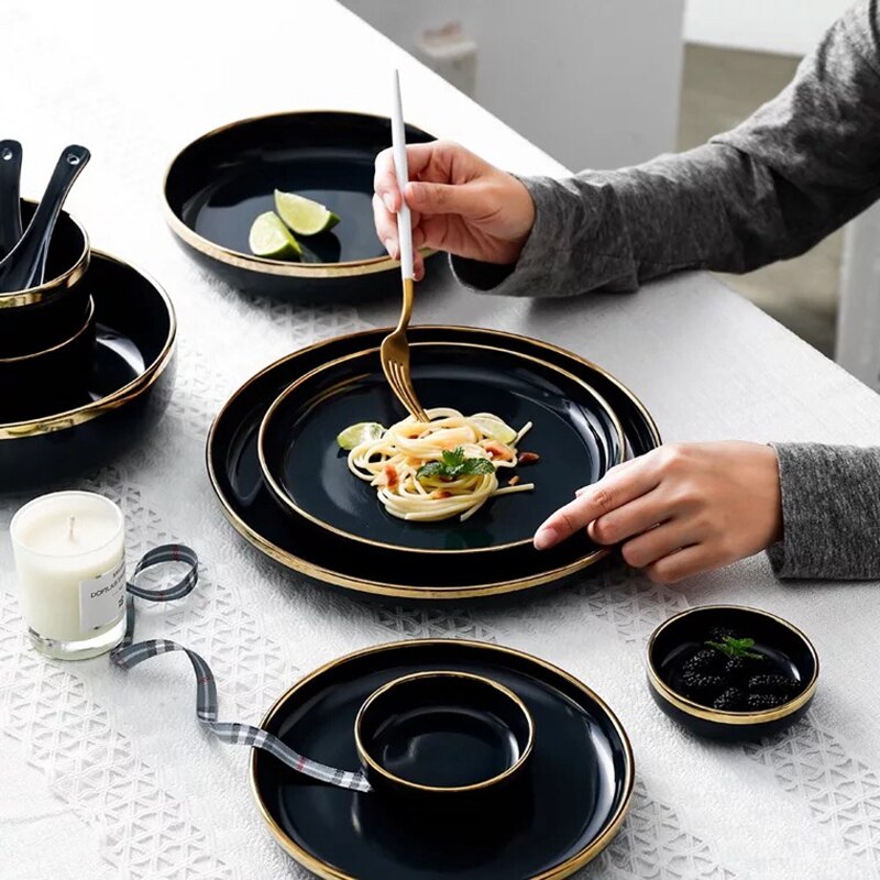 Ensemble de dîner en céramique de luxe couleur bleu foncé ou rose: assiette de dîner + assiette d'accent + bols + cuillère adge en or
