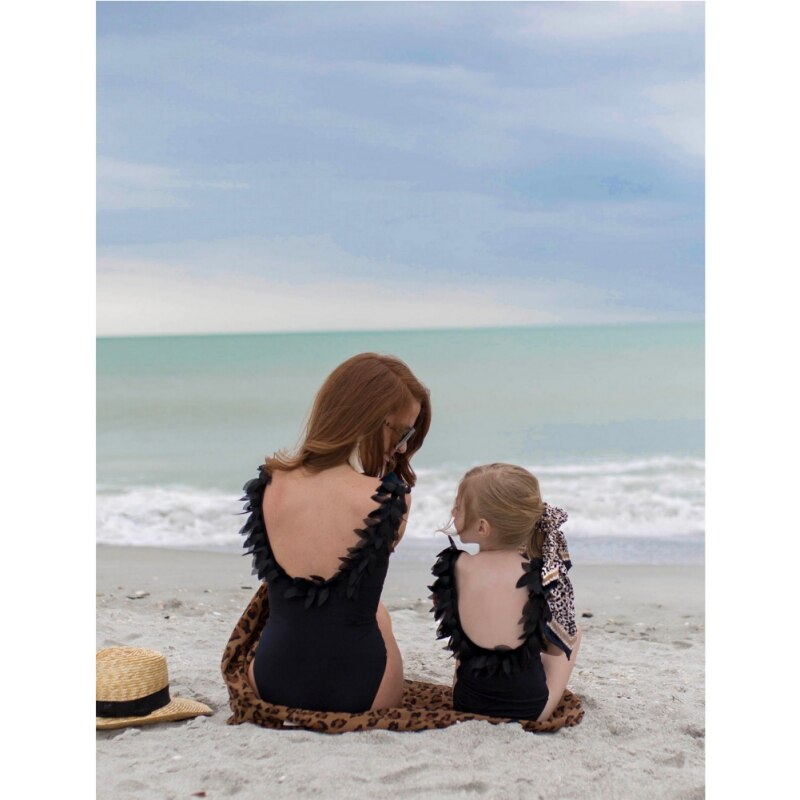 Sorte badedragter strandblomst kronblad skulderrem forældre-barn badetøj mor og datter badedragt
