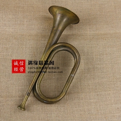 Trompeta antigua de latón, adornos de carga, instrumentos musicales antiguos que soplan