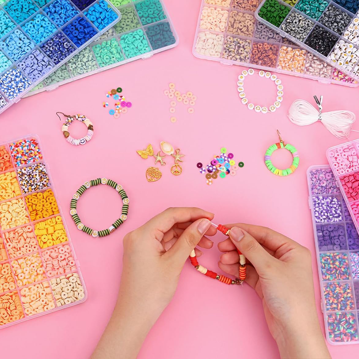 El kit para hacer pulseras de cuentas de arcilla de 2400 piezas incluye cuentas sueltas y hilo para manualidades de joyería DIY para niñas