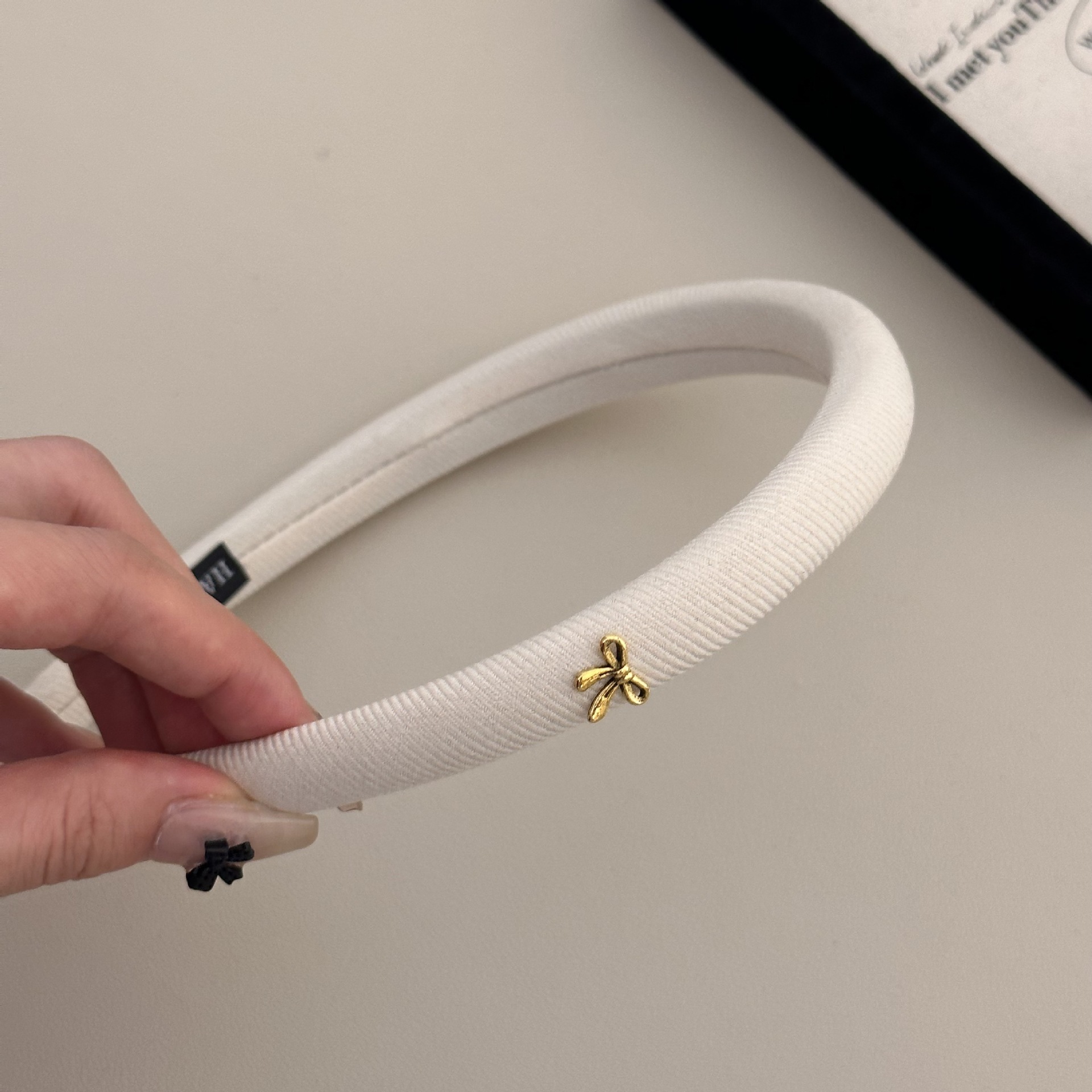 Una diadema con lazo simple y retro, un accesorio para el cabello versátil y de alta gama para la parte superior de la cabeza.: BLANCO