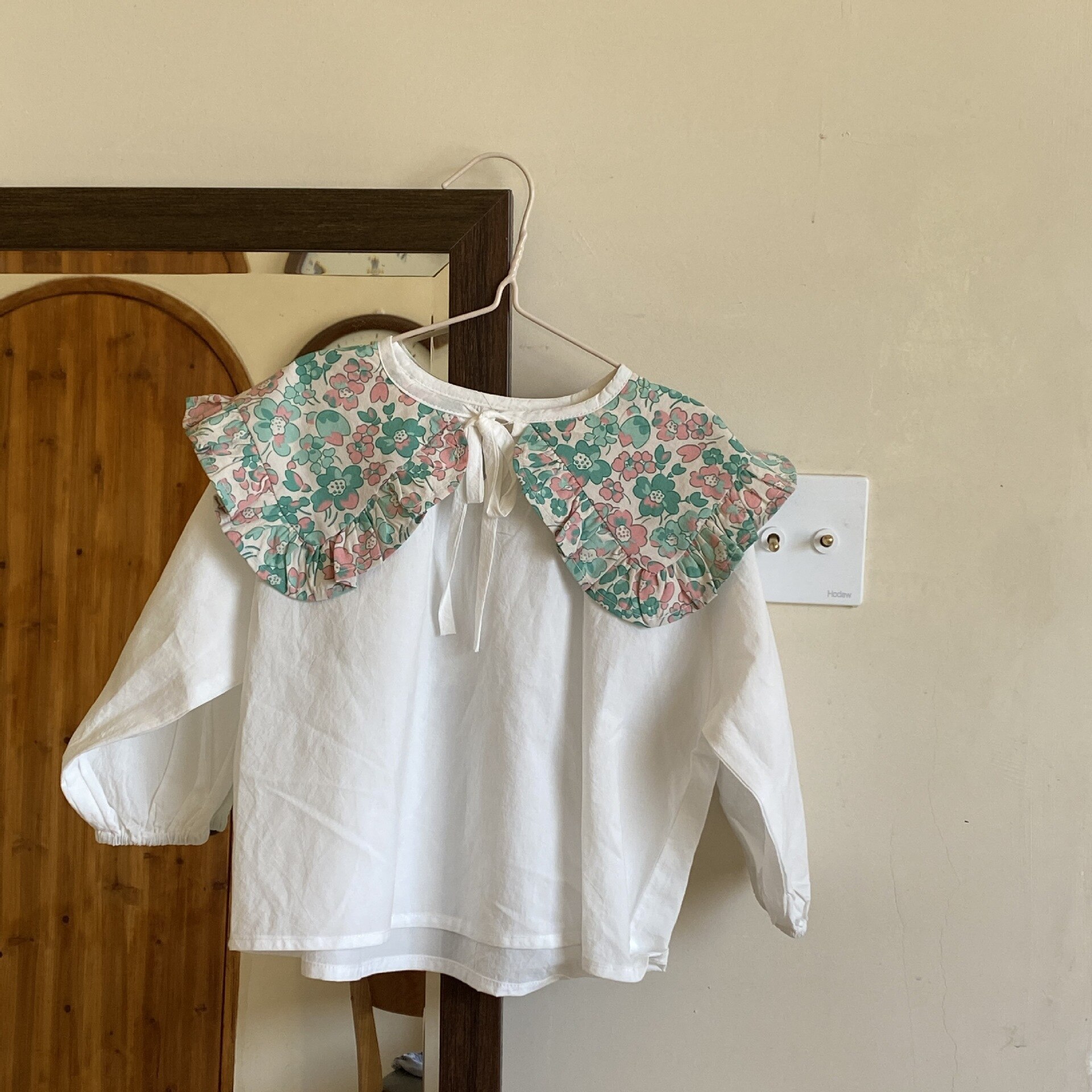 2022 Lente Koreaanse Kinderkleding Koreaanse Stijl Groen Bloemen Grote Revers Meisjes Shirt: Beige / 2T