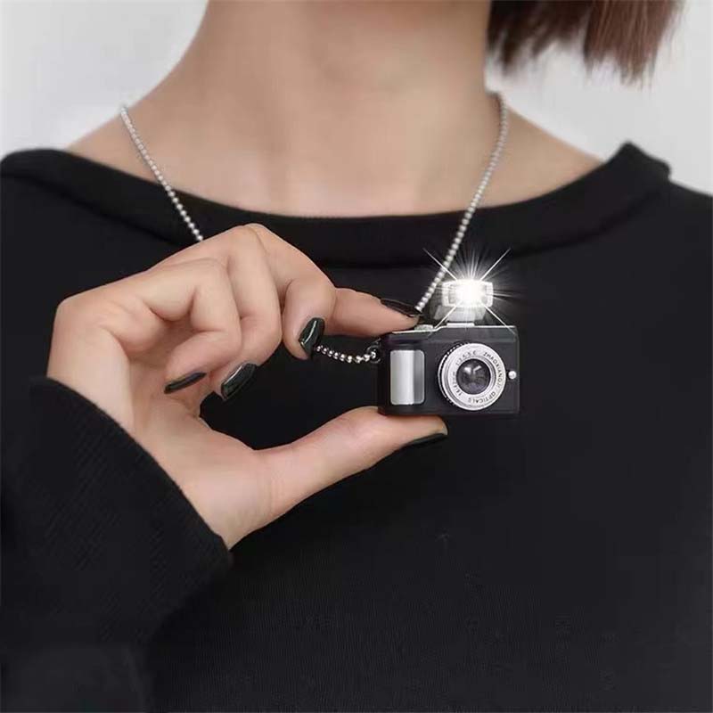 Collar de cámara con luz de Flash a la para mujer y hombre, collar de cadena larga Punk, collares con colgante de cámara Vintage, joyería de