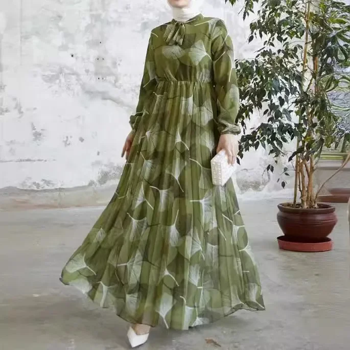 Abaya, l'abito musulmano da donna del medio oriente. È un nuovo vestito alla moda con stampa A foglia di stile con una cintura di Dubai, arabia.: XXL / verde