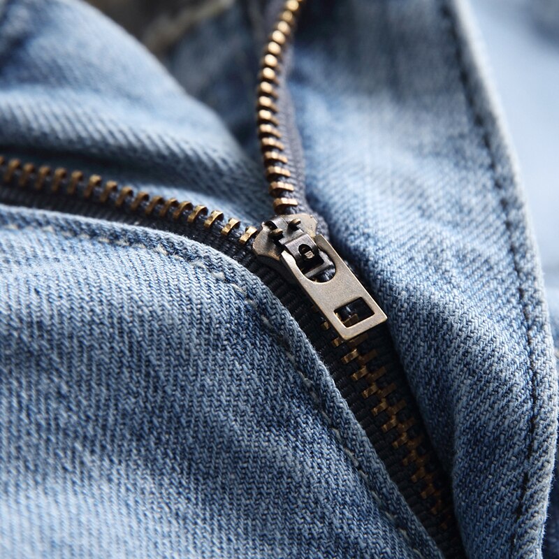 Män bär rippade hål jeans långa ruin hål rak lapp ljusblå tvättade byxor stor storlek byxor