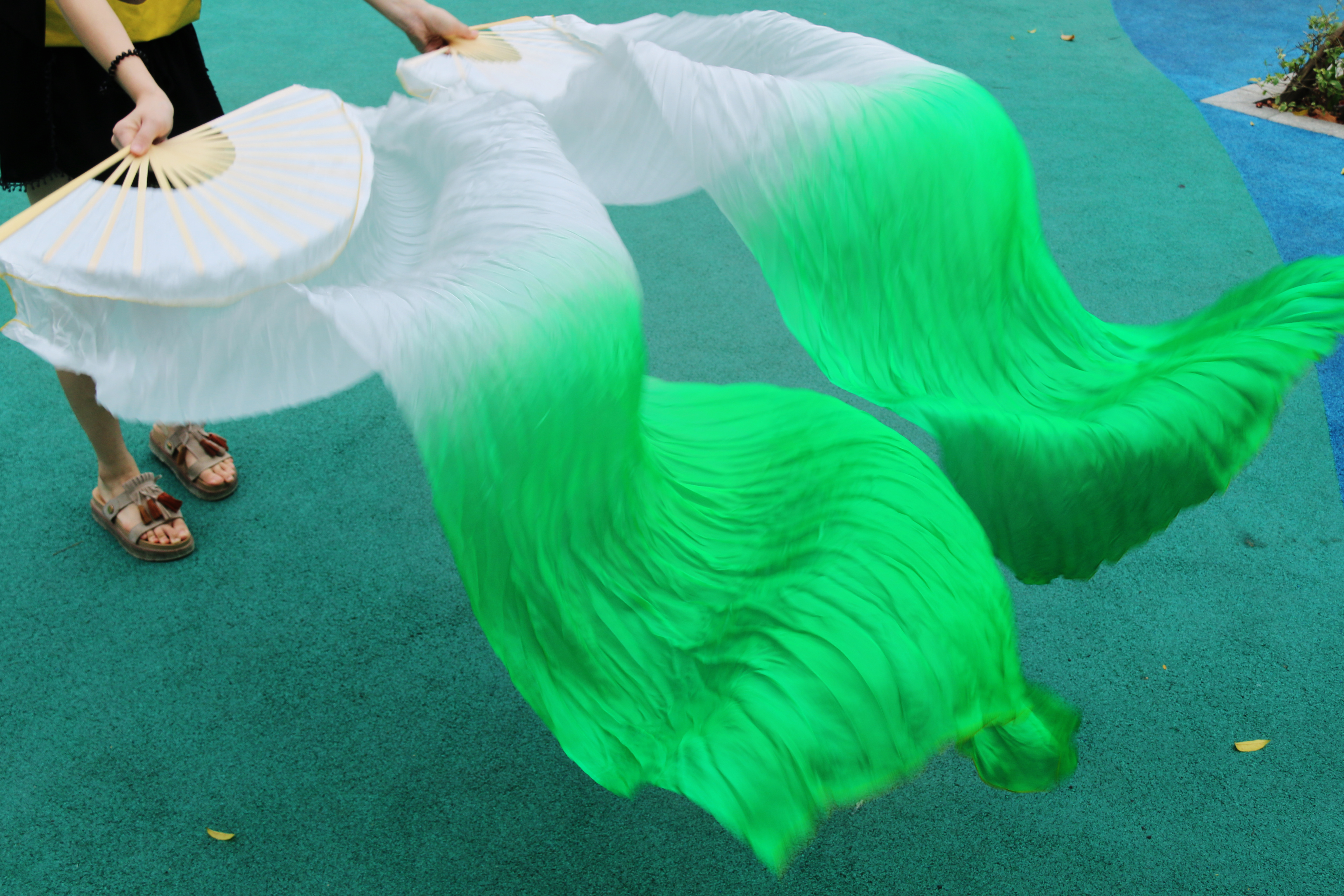 Par de abanicos del baile de seda china de para mujer, abanicos del baile del vientre, barata, BLANCO + verde claro + verde