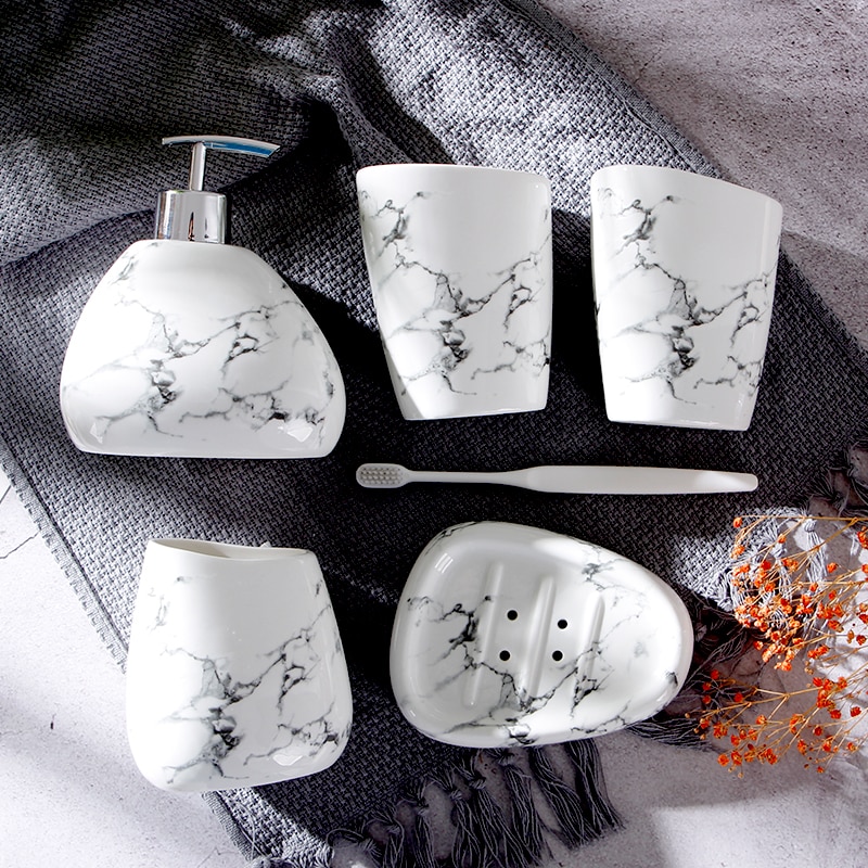 Nordisk marmor tekstur keramisk badeværelsessæt med bakke tandbørsteholder sæbedispenser sæbeskål bomuldspindeboks badeværelse accesso