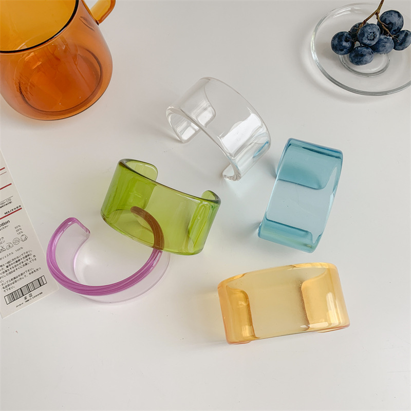 Set van 4 retro acryl hars armbanden beige bruin