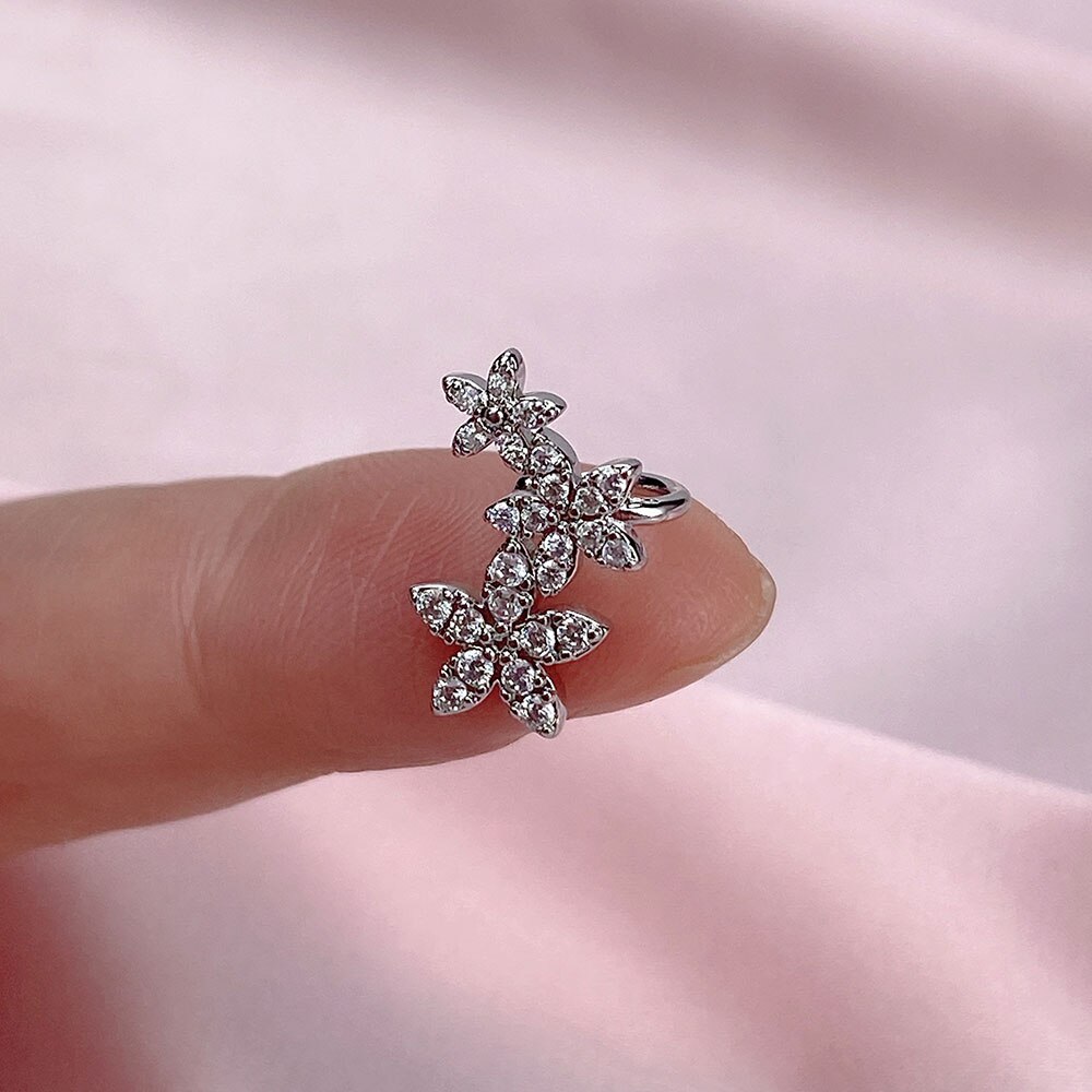 1 pz nuovo modo semplice a forma di fiore zircone polsino dell&#39;orecchio per le donne temperamento Clip di cristallo su orecchini polsino dell&#39;orecchio gioielli Non traforati: silver