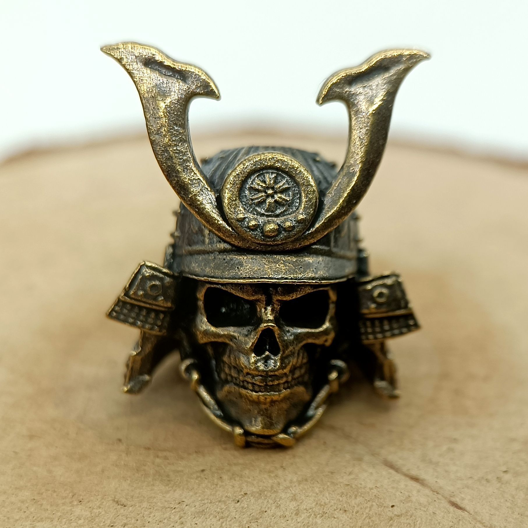 Contas de Latão com Design de Cabeça de Caveira de Samurai para Capacete, Faca, Paracord, EDC, Cordão de Faca, Pingente, Mochila, Pulseira, Colar e Chaveiro