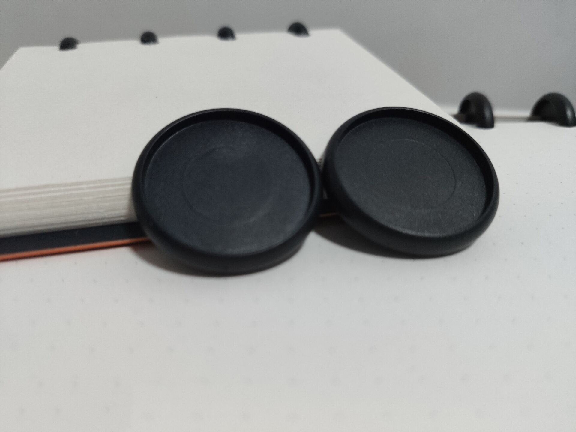 12Pcs Black Binding Discs Plastic Round Buttons Loose-leaf Coil Notebook Disc Arc T Mushroom Hole Binder Buckle Office Supplies: Black 32mm