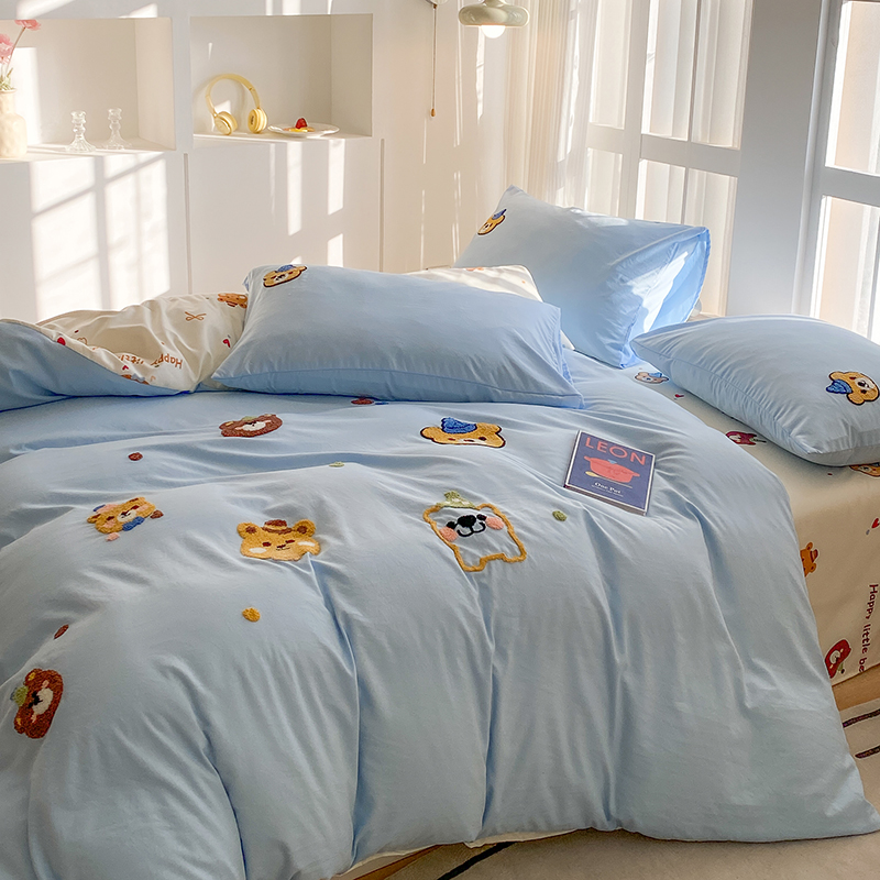 Pussilakanasetti, jossa sininen ja pinkki kirjonta, sekoitus pestyä puuvillaa, minimalistinen, neliosainen setti, jossa on aluslakanoita, pussilakana.