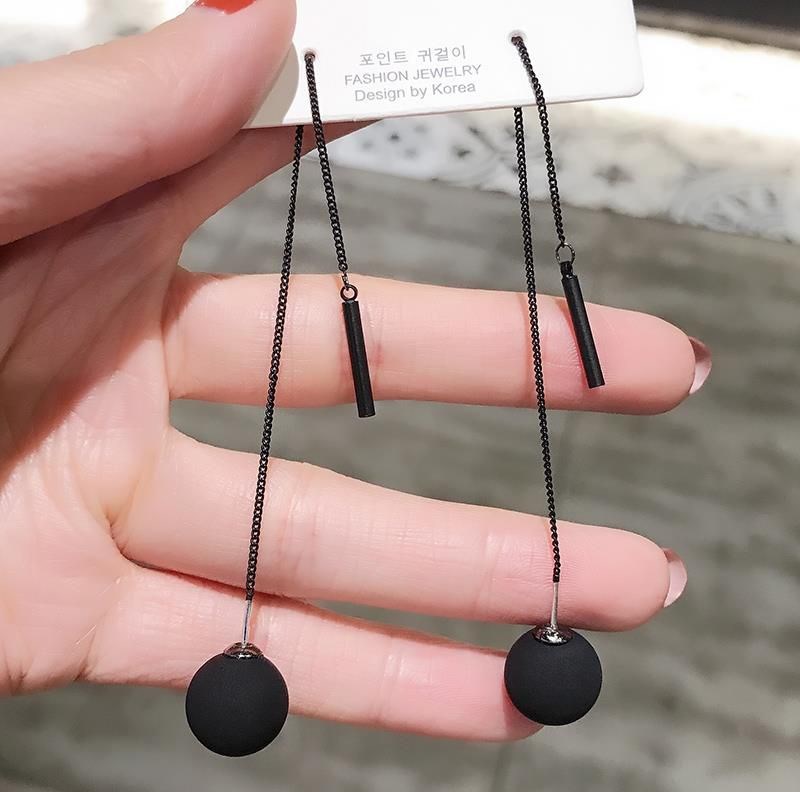 Neue Lange Quasten Schwarz Joker Vertraglich Metall Ball Ohrringe Frauen Temperament Hochzeiten Schmuck: 1