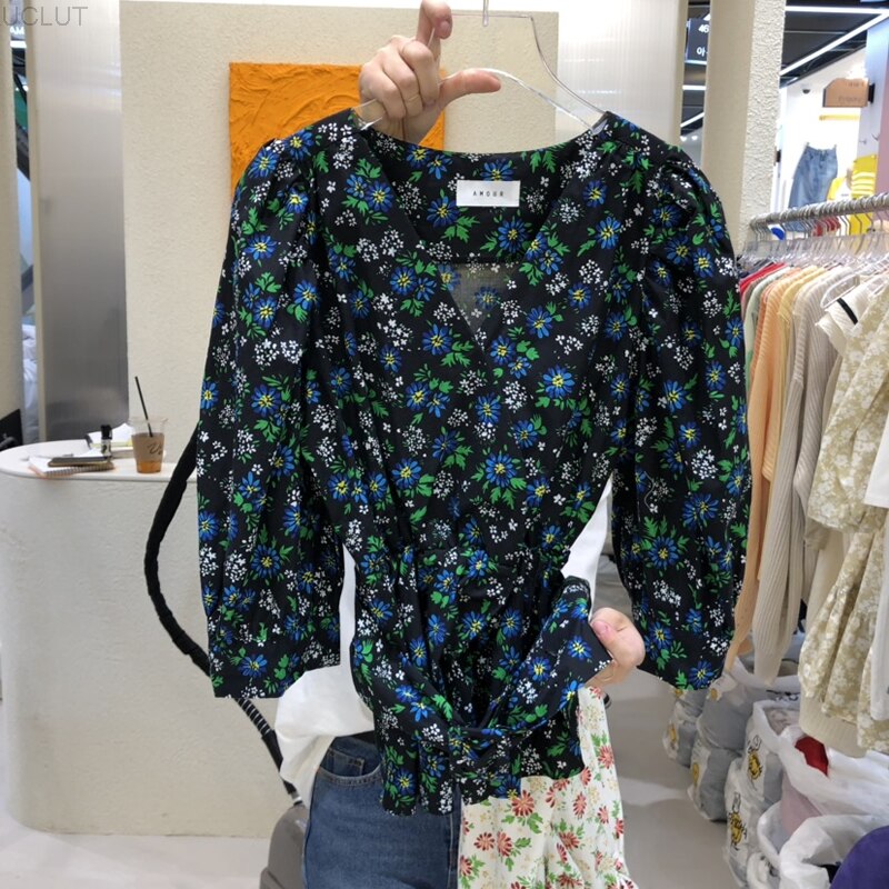 Korean Chic French minority sweet temperament in spring and summer, thin and versatile top, flower print V-neck shirt