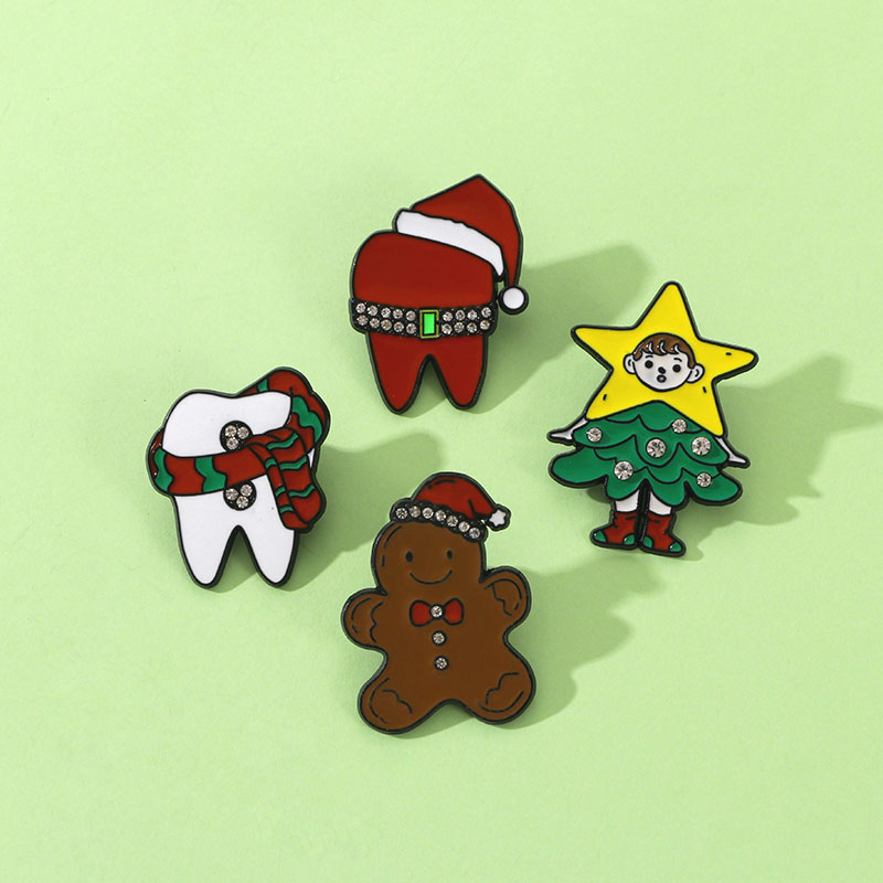 Leuke Cartoon Kerst Tand Kristallen Broches Mooie Hoed Sneeuwpop Ster Boom Patroon Emaille Pins Kerstcadeau
