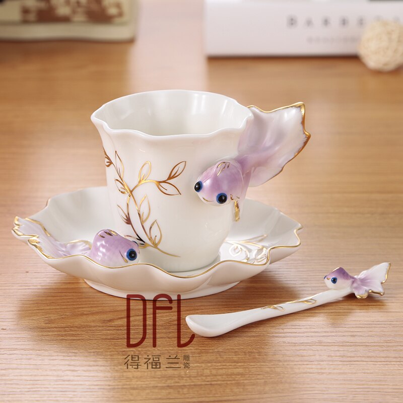 Goldfisch emaille becher porzellan kaffee tasse anzug kreative hochzeit gegenwart keramik tasse Europäischen knochen porzellan becher tasse für