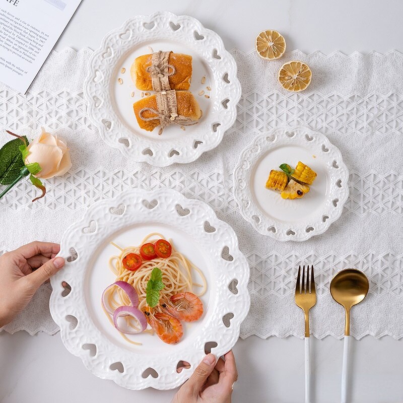 Europese Relief Liefde Plaat Zuiver Witte Hartvormige Holle Plaat Huishoudelijke Ronde Kom Taart Dessert Keramische Diner Set Gerechten