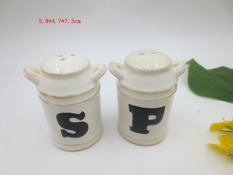Sett med salt- og pepperbøsser i keramikk (fugleskremsel, pepperkakemann, hodeskalle, heksehatt, ugle, svart katt, hane, kokk, sopp): beige
