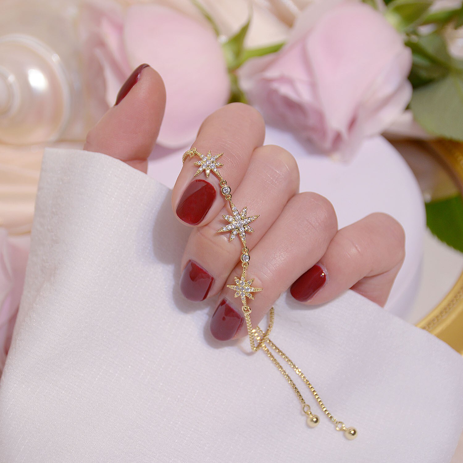 14k vergoldete, edle schmuckarmbänder mit zirkonia-sternen im mikro-fassung – luxusarmbänder für damen, ideal für partys und den alltag.