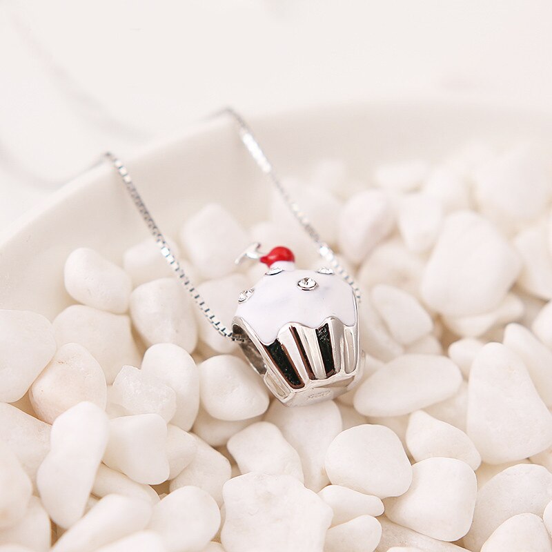100% 925 sterlingsilber-perlenanhänger in bilden von süßen kirsch-cupcakes mit pavé-zirkonia-emaille-perlen, passend für armbänder und diy-schmuck für damen.